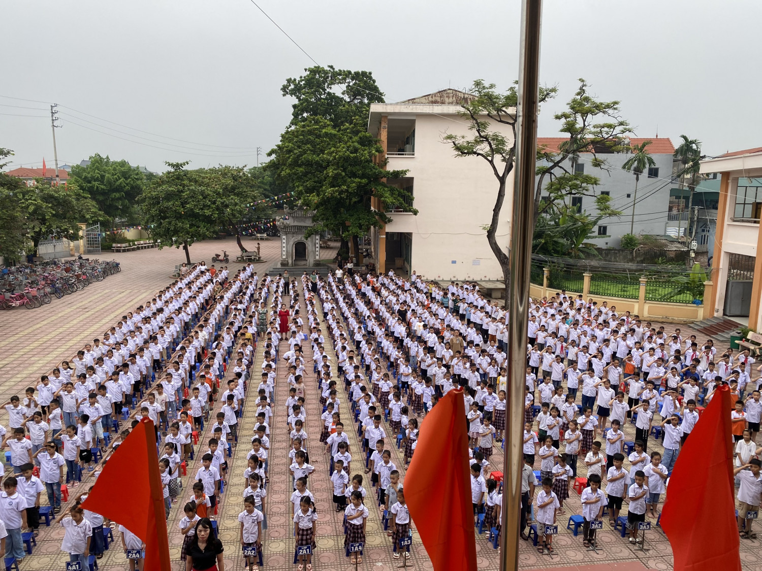 Hoạt động tập thể cùng chủ đề “Ngôi trường của em”.