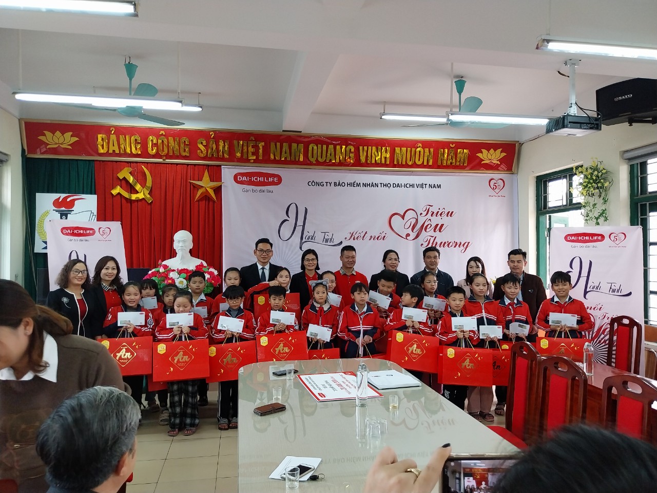 Trường Tiểu học Phương Trung I đã rất vinh dự được đón nhận quy học bổng từ công ty Bảo hiểm nhân thọ Dai - ICHI Việt Nam