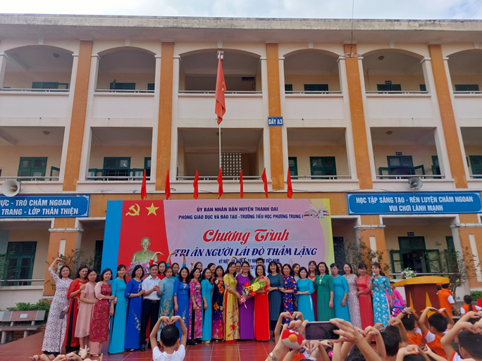 tap the gv chụp anh