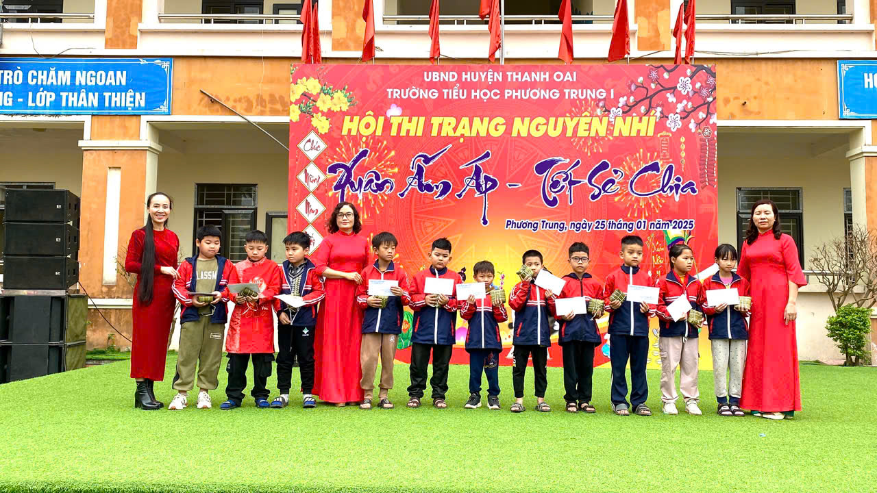 Chương trình Xuân ấm áp - tết sẻ chia  - Tặng quà cho các em học sinh có hoàn cảnh khó khăn