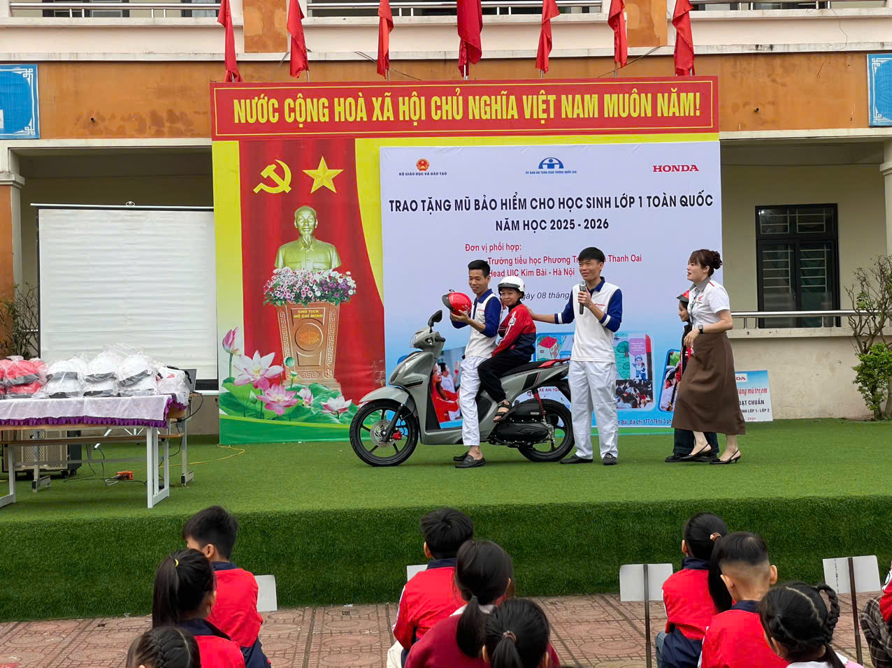 Chương trình “Trao tặng mũ bảo hiểm cho học sinh lớp 1” năm học 2025–2026.