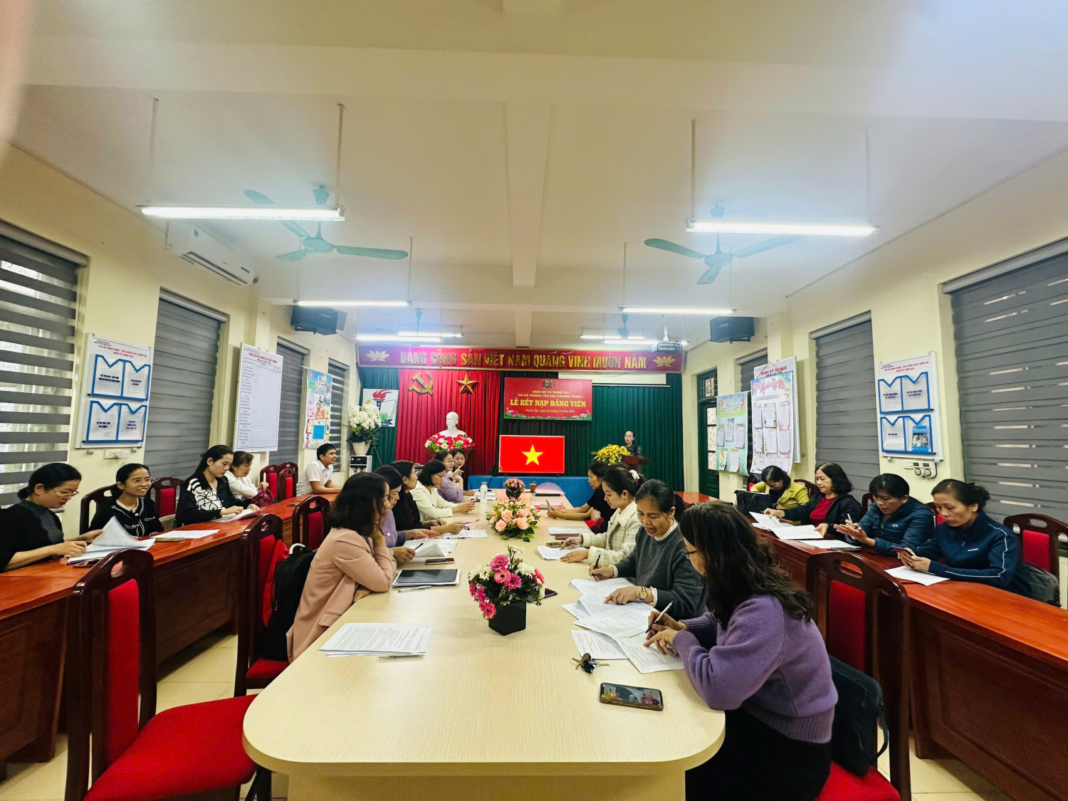 HỘI NGHỊ KIỂM ĐIỂM, ĐÁNH GIÁ, XẾP LOẠI CHẤT LƯỢNG TẬP THỂ – CÁ NHÂN CHI BỘ TRƯỜNG TIỂU HỌC PHƯƠNG TRUNG I  NĂM 2025 VÀ LỄ KẾT NẠP ĐẢNG VIÊN MỚI